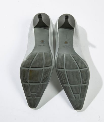 PRADA
Paire d'escarpins en cuir argenté à...