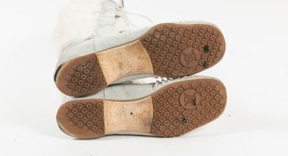 CELINE
Paire de bottes en daim et fourrure...