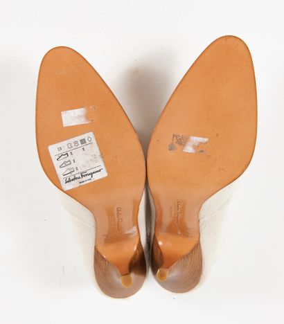 Salvatore FERRAGAMO
Paire de low boots façon...