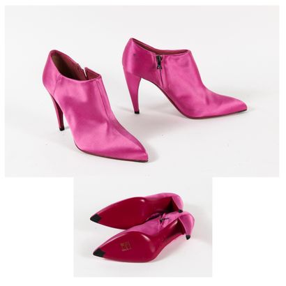 PRADA
Paire de low boots à bout pointu en...