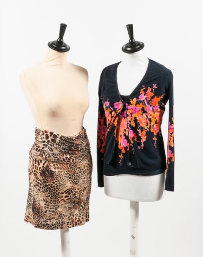 BLUMARINE
Lot comprenant : 

- Jupe courte...