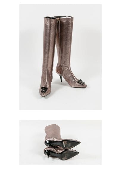 LOUIS VUITTON
Paire de bottes en cuir métallisé...