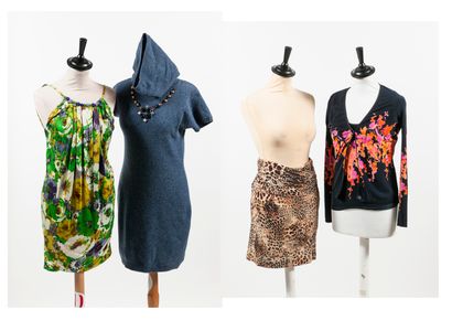 BLUMARINE
Lot comprenant : 

- Jupe courte...