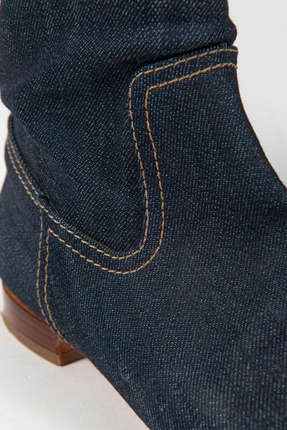 CHANEL
Paire de cuissardes en toile de jean...