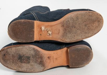 CHANEL
Paire de cuissardes en toile de jean...