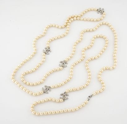 CHANEL, attribué à
Long necklace with a row...
