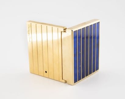CHRISTIAN DIOR
Refillable gilded metal poudrier...