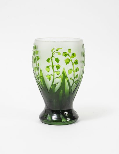 CHRISTIAN DIOR
Petit vase de forme balustre...