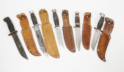 Lot of 5 daggers with flares in leather strips.

Leather...