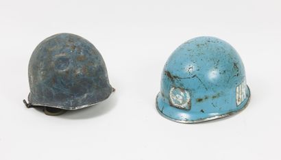Two US helmets, with liner:

- one in United...