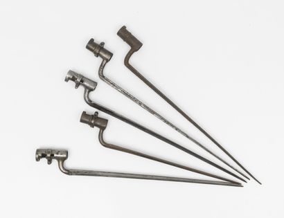 Cinq baïonnettes à douille à lames triangulaires.

Long....