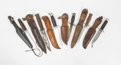 Lot of 6 daggers with flares in leather strips.

Leather...