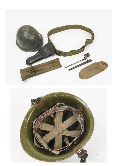 Lot :

- a US helmet liner.

- a black leather...