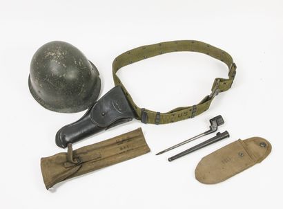 Lot :

- a US helmet liner.

- a black leather...