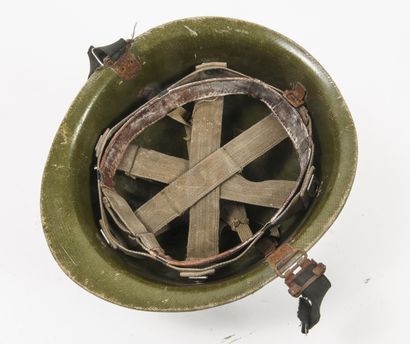 Lot :

- a US helmet liner.

- a black leather...