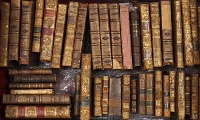 3 caisses de livres : 
- LOT of old books...