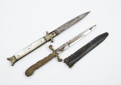 Deux armes blanches :

- une dague.

Garde...