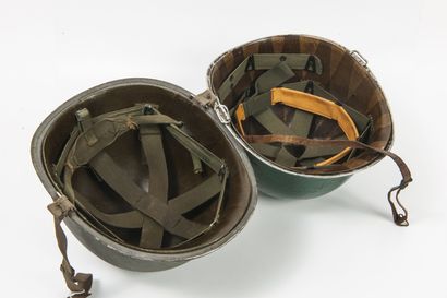 Deux casques US, avec liners.

Repeints....