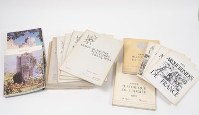 Lot de fascicules : 
- White military weapons....