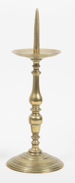 Pique-cierge en bronze, le fût en balustre,...