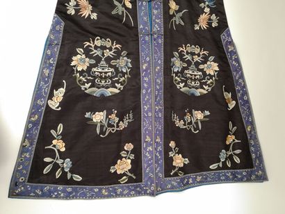 CHINE, Début XXème siècle
Long black silk...