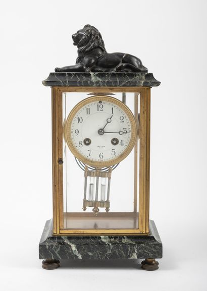 Petite pendule cage en laiton, vitres biseautées...