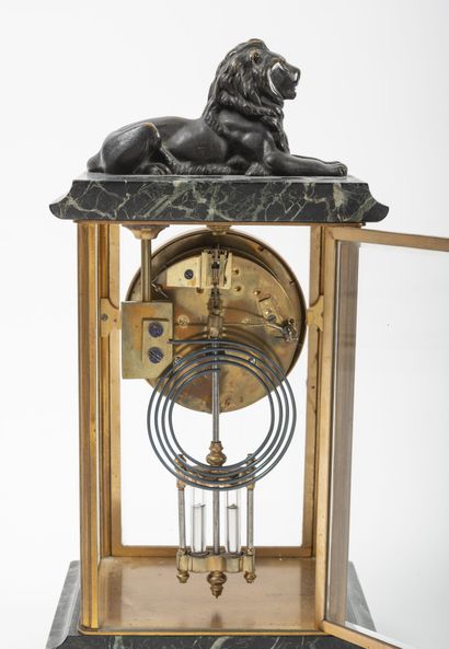Petite pendule cage en laiton, vitres biseautées...