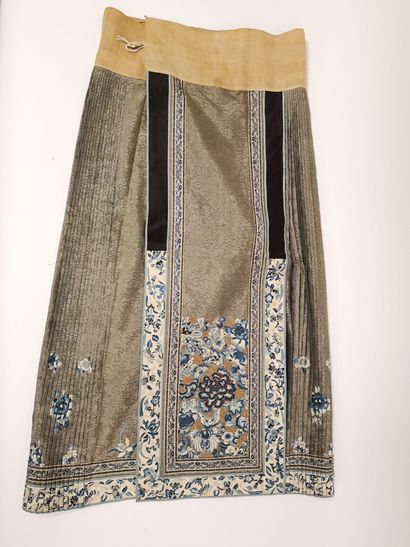 CHINE, débutdu XXème siècle
Silver-grey silk...