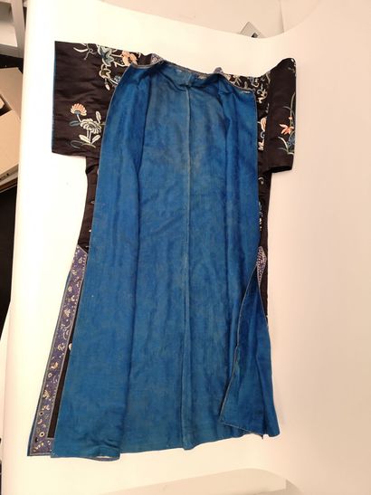 CHINE, Début XXème siècle
Long black silk...