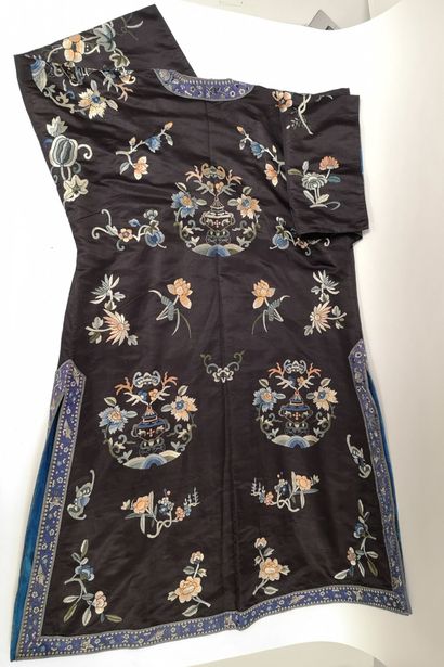 CHINE, Début XXème siècle
Long black silk...
