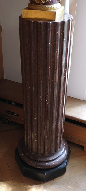 
Paire de colonnes formant sellette au fût...