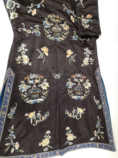 CHINE, Début XXème siècle
Long black silk...