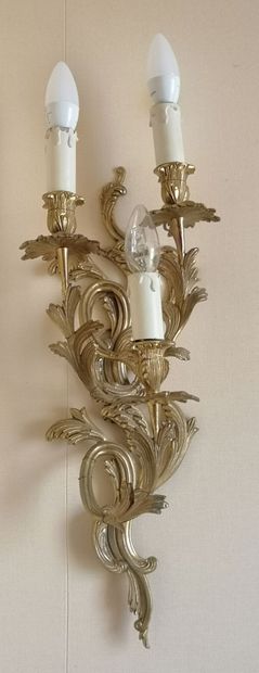 Paire d'appliques à trois lumières en laiton,...