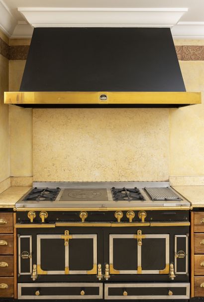 LA CORNUE, France, 1999

- Kitchen piano,...