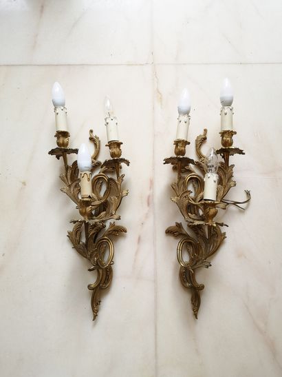 Paire d'appliques à trois lumières en laiton,...