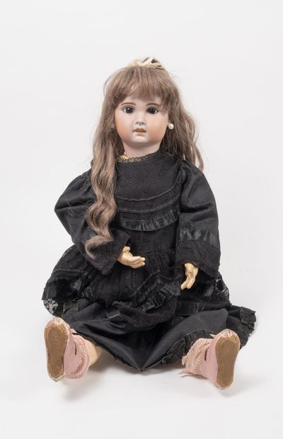 POUPÉE FRANCAISE
Doll

Porcelain head marked...
