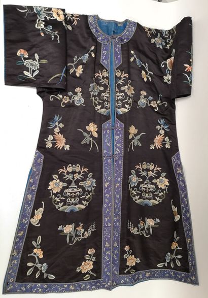 CHINE, Début XXème siècle
Long black silk...