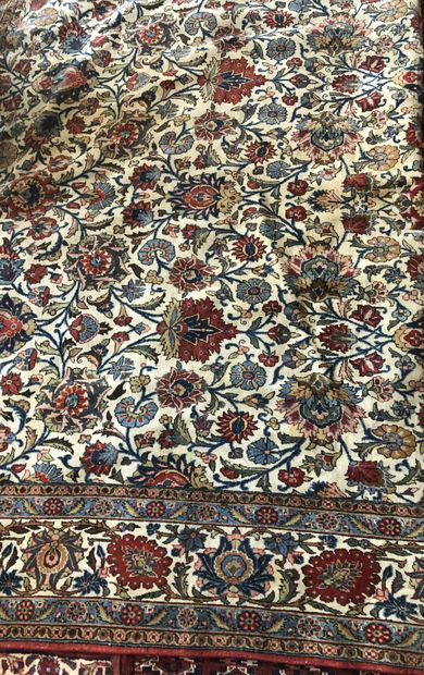 GHOUM, XXème siècle

Grand tapis en laine...