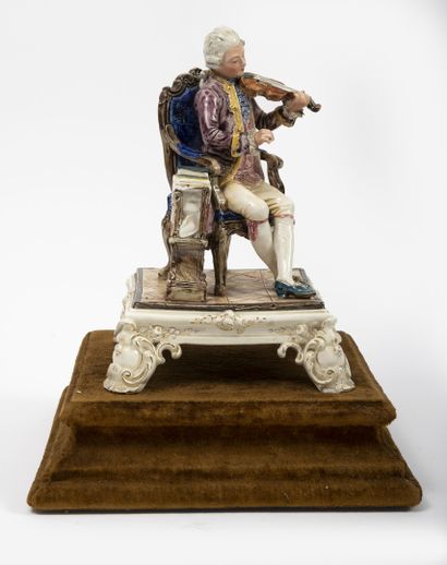 ROYAL DUX, BOHEMIA
Lot including :

- Violinist.

-...