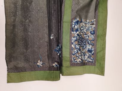 CHINE, débutdu XXème siècle
Silver-grey silk...
