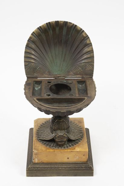 FRANCE, vers 1830
Important encrier en bronze...