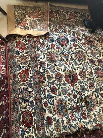GHOUM, XXème siècle

Grand tapis en laine...