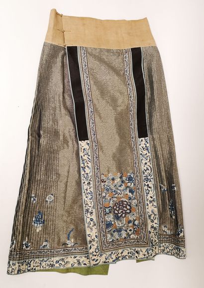 CHINE, débutdu XXème siècle
Silver-grey silk...