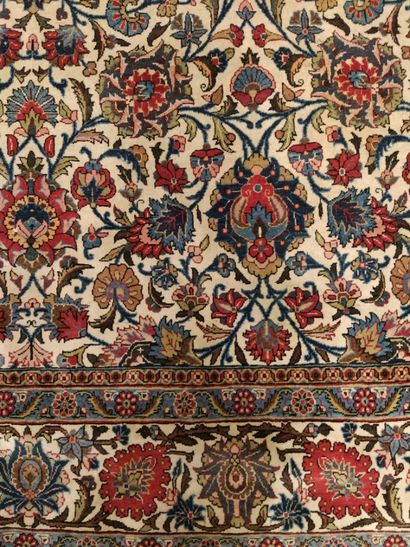GHOUM, XXème siècle

Grand tapis en laine...