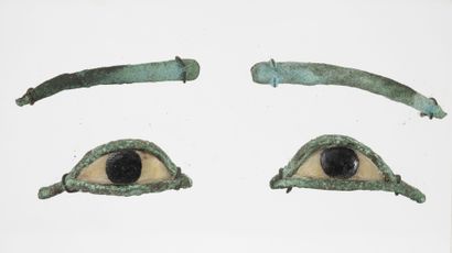 EGYPTE
Pairs of sarcophagus inlay eyes and...