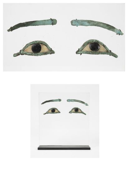 EGYPTE
Pairs of sarcophagus inlay eyes and...