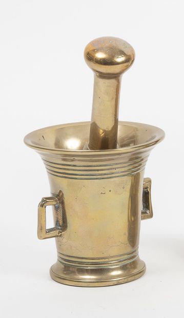 Mortier et son pilon en bronze, au col évasé,...