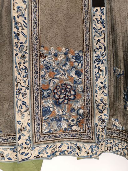 CHINE, débutdu XXème siècle
Silver-grey silk...