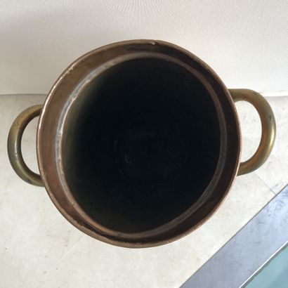 Large brass and copper milk jug.

H. 54 cm.

Accidents...