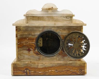 Importante pendule borne en onyx, surmontée...